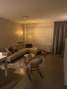 een woonkamer met een bank en een tafel bij CallantsDuinzicht, Beachappartement 24 in Callantsoog