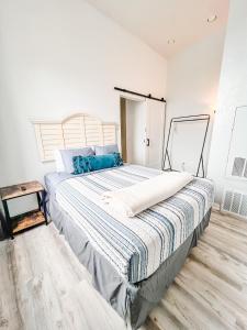 1 dormitorio con 1 cama grande con colchón a rayas en Gaslamp 2bdrm - W Parking & 4 Beds #304 en San Diego