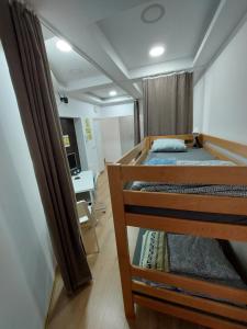1 dormitorio con 2 literas y escritorio en Hostel Inn Downtown, en Belgrado