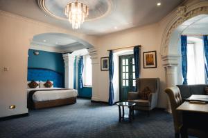 Rúm í herbergi á Maya Manor Boutique Hotel by KGH Group