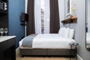 une chambre d'hôtel avec un lit et une fenêtre dans l'établissement Bob W Hyde Park, à Londres