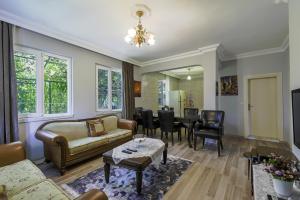 ein Wohnzimmer mit einem Sofa und einem Tisch in der Unterkunft Vacation Oasis in Antalya 5 min to Lara Beach in Antalya