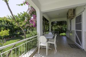 un porche con mesa y sillas en Vacation Oasis in Antalya 5 min to Lara Beach, en Antalya