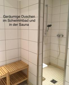 バート・ザルツフレンにあるAppartementresidenz am Kurpark - Ferienwohnungen mit Pool & Saunaのバスルーム(シャワー、ベンチ付)