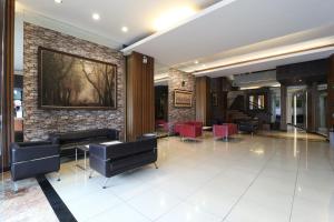 Area lobi atau resepsionis di Hotel Setrasari Bandung