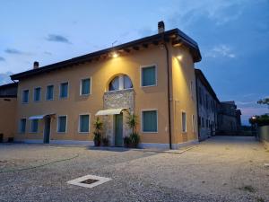 a large yellow building with a lot of windows at B&B Fiore in Ganfardine