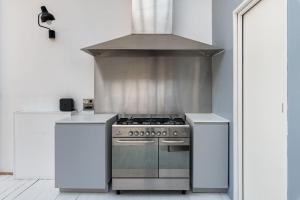 cocina con fogones de acero inoxidable horno superior en Zeus loft 400m² 6rms 6BR hypercentre, en Saint-Étienne