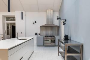 cocina con encimeras blancas y fogones en Zeus loft 400m² 6rms 6BR hypercentre, en Saint-Étienne