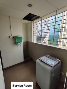 ein Bad mit WC in einem Zimmer mit Fenster in der Unterkunft Bay's Brookwood in Dhaka