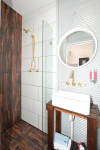 a bathroom with a sink and a mirror at Rose Quartz - 1 Bed with Mountain Views - Kundalini Lodge in Grattai