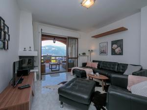 ein Wohnzimmer mit einem Sofa und einem Tisch in der Unterkunft Sonenga Panoramic Terrace in Menaggio
