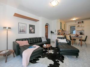 ein Wohnzimmer mit einem Sofa und einem Tisch in der Unterkunft Sonenga Panoramic Terrace in Menaggio