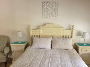 sypialnia z białym łóżkiem z 2 szafkami nocnymi i 2 lampami w obiekcie Prospect Place w mieście Prospect