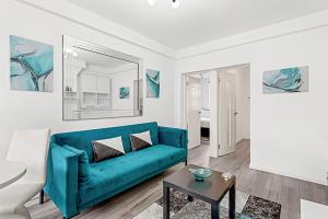 - un salon avec un canapé bleu et un miroir dans l'établissement Cozy Covent Garden Gem, à Londres