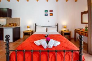 Posteľ alebo postele v izbe v ubytovaní Bask in the Beauty of Paxoi - Kirki's Summer Retreats with Private Jacuzzis