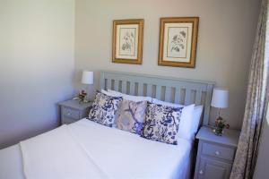 En eller flere senge i et værelse på Mafunyani Cottage + 30 billeder