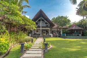 una casa con un sentiero che conduce al cortile anteriore di Villa Sheeba a Pengastulan