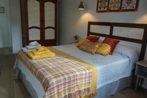 a bedroom with a bed with towels on it at La Casita de los Pájaros in San Martín de Valdeiglesias