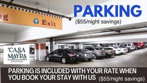 een parkeerplaats met een stel auto's geparkeerd bij Gaslamp 2bdrm - W Parking & 5 Beds #303 in San Diego