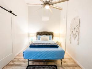 a bedroom with a bed and a ceiling fan at Gaslamp 2bdrm - W Parking & 5 Beds #303 in San Diego