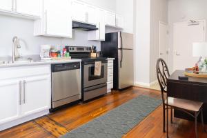 uma cozinha com armários brancos e um forno com placa de fogão em Gaslamp 2bdrm - W Parking & 5 Beds #303 em San Diego