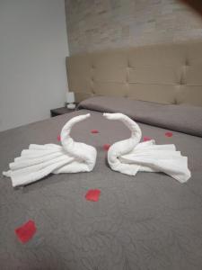 duas toalhas de cisne no chão de um quarto em Piazza Dante em Taranto