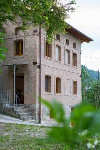 GrimaccoにあるCasa Sittaroの古煉瓦造りの建物(ドア、階段付)