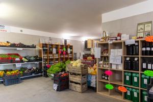 Supermarket nebo jiné obchody v  apartmánu nebo okolí