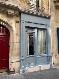 ein Gebäude mit einer roten Tür und einem Fenster in der Unterkunft Superbe Hammam à Paris Montparnasse in Paris