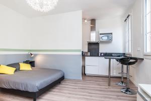 a bedroom with a bed and a desk in a room at Le Casanova - Proche du métro Compans-Caffarelli in Toulouse