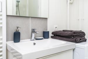a bathroom with a white sink and a mirror at Le Casanova - Proche du métro Compans-Caffarelli in Toulouse +10 photos