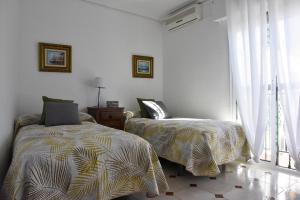 een slaapkamer met 2 bedden en een raam bij Apartamento Santa cruz in Sevilla