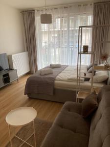 sypialnia z łóżkiem, krzesłem i kanapą w obiekcie Apartament studio Perła 2 w mieście Lublin