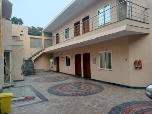 ein Gebäude mit einer Treppe und einer Terrasse in der Unterkunft Dove Inn Hotel in Lahore