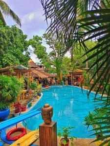 - une grande piscine dans un complexe arboré dans l'établissement Big Apple Dive Resort, à Puerto Galera