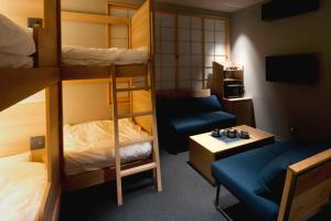 Postel nebo postele na pokoji v ubytování ALPHABED INN Takamatsuekimae
