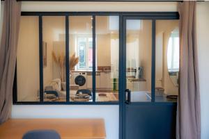 ein Raum mit einer Glastür mit einem Spiegel in der Unterkunft SplendideT2 centre ville & terrasse extérieure in Cognac + 15 Fotos