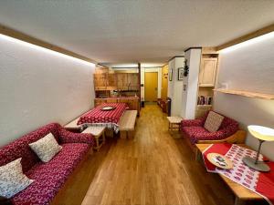 馬東納迪坎皮利奧的住宿－Trilocale Maso - Serafini，一间配有沙发和桌子的房间