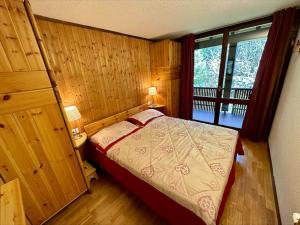 馬東納迪坎皮利奧的住宿－Trilocale Maso - Serafini，一间卧室设有一张床和一个大窗户