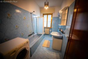 a bathroom with a tub and a sink and a toilet at Agriturismo Mandriato in Santa Luce