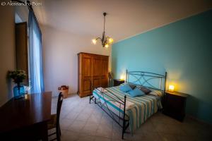サンタ・ルーチェにあるAgriturismo Mandriatoのベッドルーム1室(ベッド1台、テーブル付)、ダイニングルームが備わります。