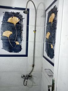 um chuveiro na casa de banho com pinturas na parede em فيروزة ميامي إطلالة على البحر عائلات فقط أو رجال فقط em Alexandria