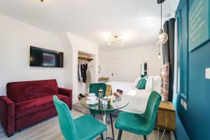 sala de estar con cama, mesa y sillas en Emerald Stays UK at The Adelphi en Stratford-upon-Avon