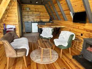 a living room with a table and chairs in a cabin at Kalivi suit bungalov 1 in Ardeşen