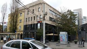 samochód stoi przed budynkiem w obiekcie Cibona w Zagrzebiu