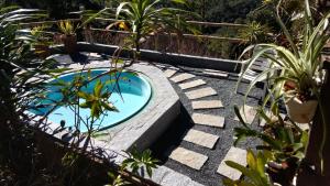 Πισίνα στο ή κοντά στο Chalé Pakere Montebello Lumiar - lareira, wi-fi, sauna, piscina - vista incrível - locação do chalé sem prestação de serviços