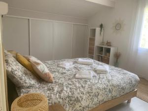 een slaapkamer met een bed met twee handdoeken erop bij Villa "OSTAU OCÉANE" in Capbreton +6 foto's