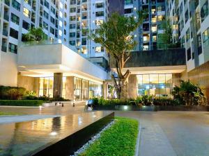 a large building with a fountain in front of it at Central Pattaya - Infinity Pool Condo Pattaya View in Pattaya Central