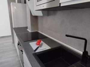 un bancone della cucina con un coltello e un pomodoro di Apartamento moderno Centro de Marbella a Marbella