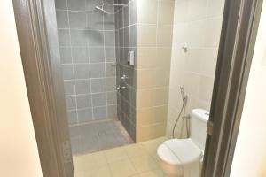 La salle de bains est pourvue d'une douche et de toilettes. dans l'établissement ILD UiTM Bandar Enstek Nilai, à Nilai